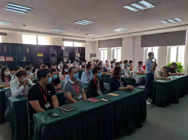 洛陽(yáng)青峰網(wǎng)絡(luò)新員工總經(jīng)理見(jiàn)面會(huì)——成全每一個(gè)青峰人